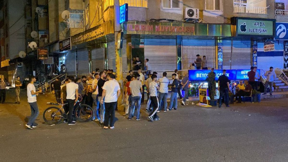 Diyarbakır da dolandırılan 100 kişi, ulaşamadıkları kuyumcunun öndünde toplandı #2