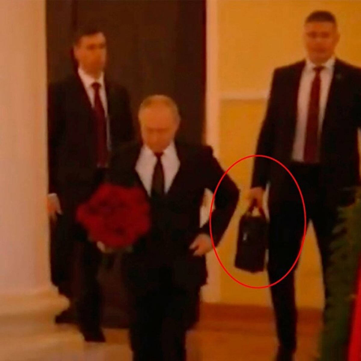 Putin in nükleer çantasını taşıyan albay başından vurulmuş halde bulundu #1