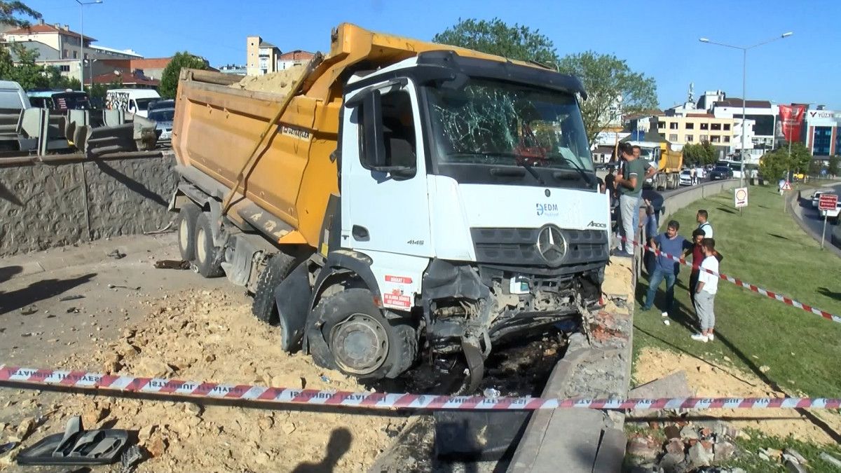 İstanbul da virajı alamayan hafriyat kamyonu otomobilin üzerine düştü #4