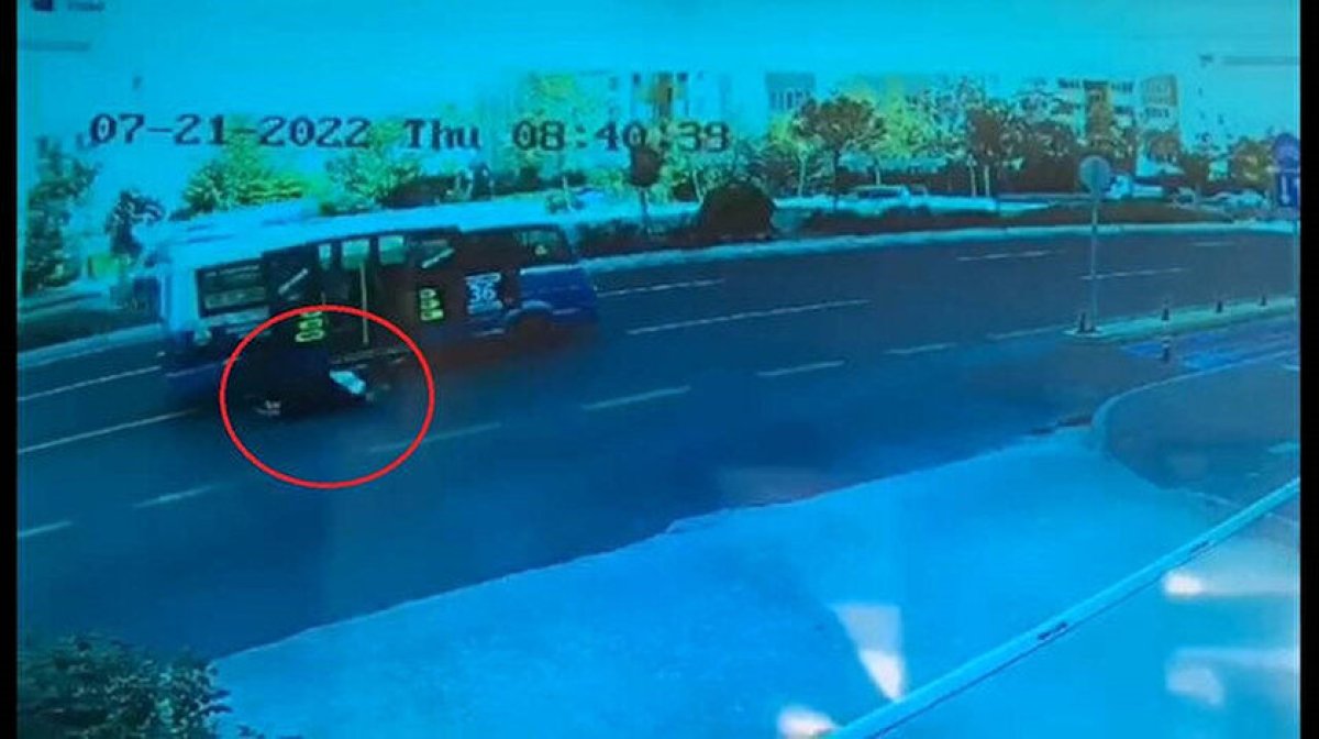 Ankara da kapısı açık ilerleyen minibüsten düşen kadın yaralandı #1