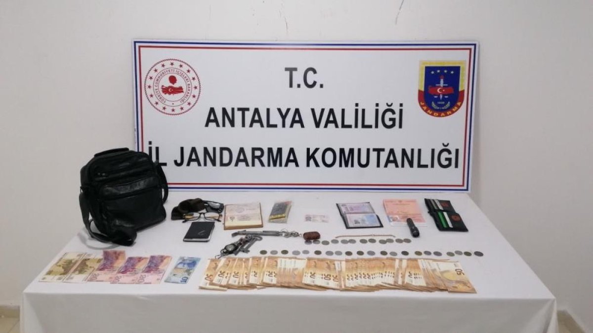 Antalya da çantalarını kaybeden Rus çifte çantaları teslim edildi #2