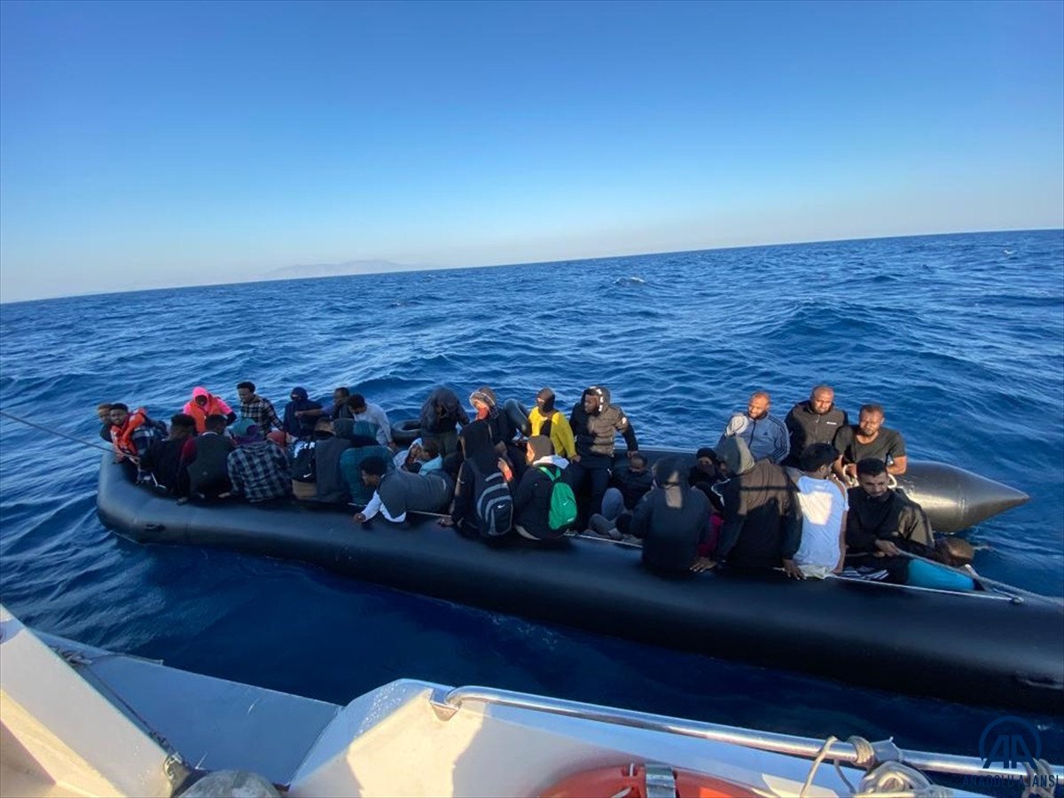 İzmir açıklarında 69 göçmen kurtarıldı, 21 göçmen yakalandı #1